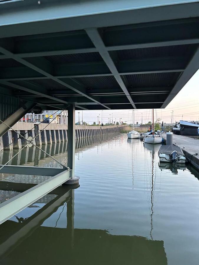 Diemerbrug Wheelhouse Euphrate Houseboat B&B 외부 사진